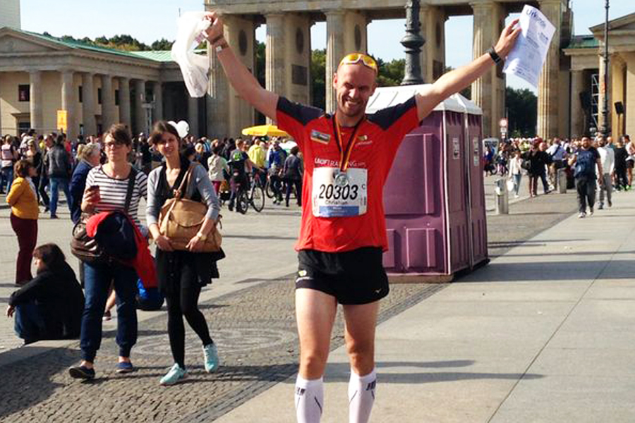 Marathonläufer mit rotem Shirt beim Zieleinlauf des Berlin Marathons
