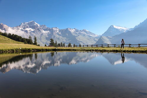 Klarer See, im Hintergrund Berge im Aostal