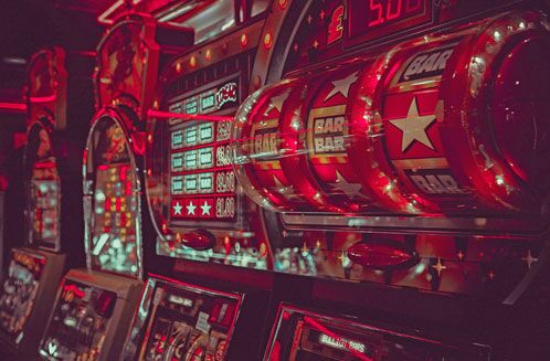 Rote Spielautomaten in einem Casino