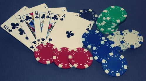 Stapel mit Poker Chips und Spielkarten