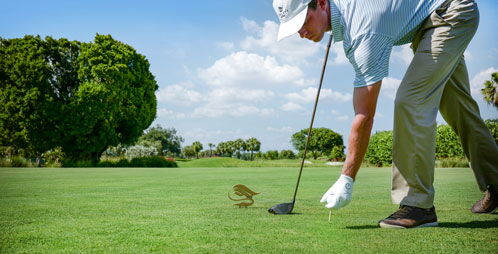 Golfer, der den Ball auf dem Rasen platziert