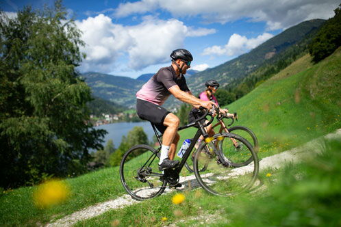 Radfahrer auf einem Gravelbike fährt einen Berg hoch