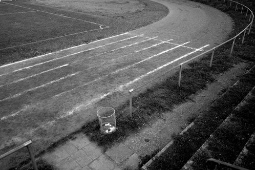 Grauer, traurig wirkender Sportplatz