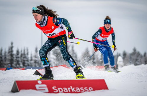 Zwei junge Biathletinnen auf der Strecke