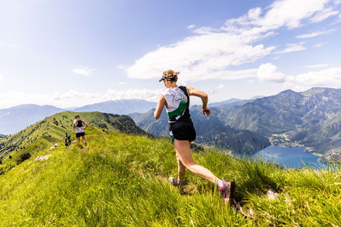 Trailrunner auf einem Berg in Trentino