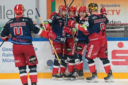 Eishockeyspieler der Selber Wölfe im Torjubel