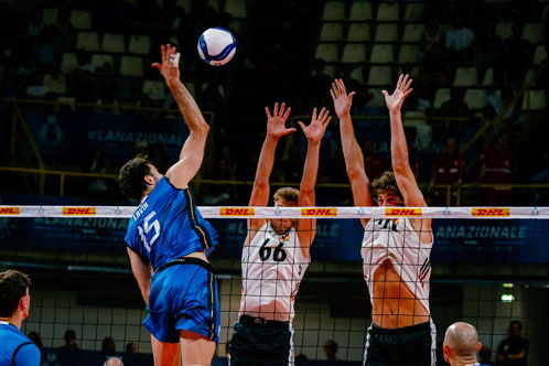 Volleyballer schlägt einen Schmetterball