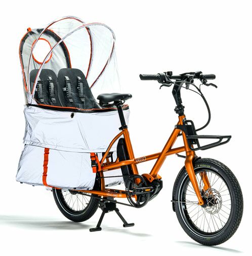 Oranges E-Bike mit überdachtem Kindersitz