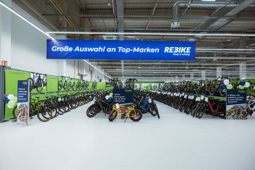 Große Lagerhalle mit unzähligen Fahrrädern