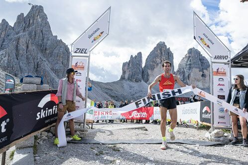 Mann beim Zieleinlauf beim Südtirol Drei Zinnen Alpine Run