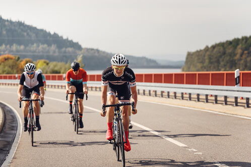 Rennradfahrer, die eine Brücke passieren