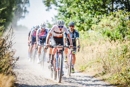 Gruppe von Radfahrern auf einem Feldweg