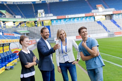 Zwei Männer und zwei Männer auf einem Fußballfeld