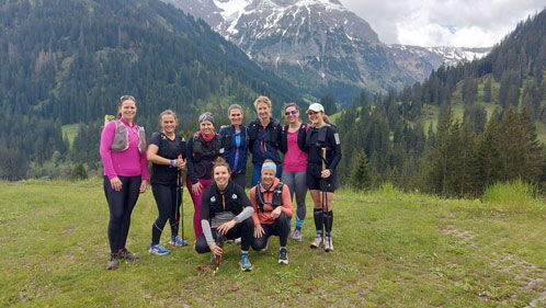 Gruppe von Trailläuferinnen in den Bergen