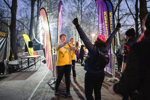 Zieleinlauf im Dunkeln beim Mammutmarsch