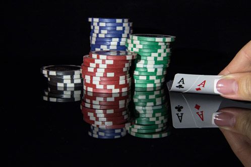 Poker-Chips auf einem schwarzen Tisch