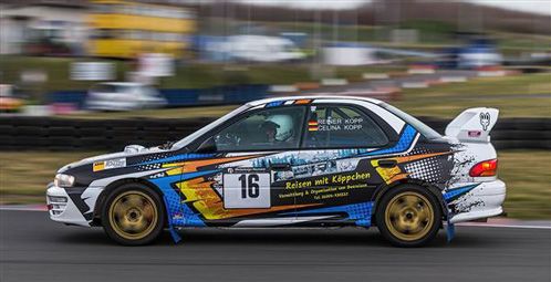 Ralleywagen auf der Piste