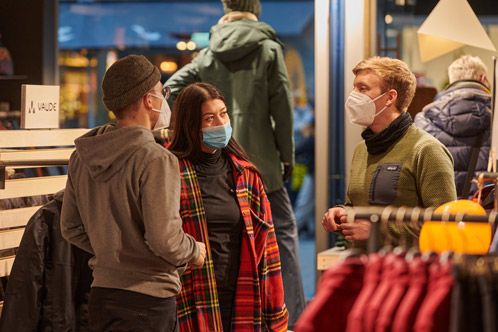 Kunden bei der Beratung im Vaude-Store in Erlangen
