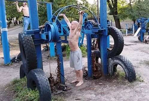 Sportler trainiert an einer Latzug-Maschine im Hydropark