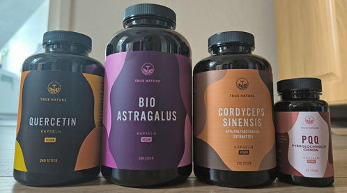 Vier Plastikdosen mit Supplementen