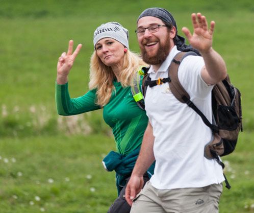 2 Wanderer auf einer grünen Wiese