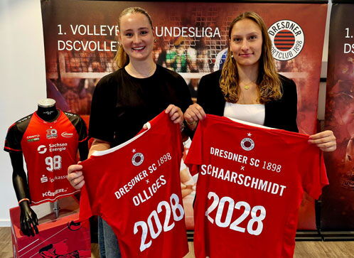 Die Volleyballerinnen Lena Olliges und Emilia Schaarschmidt zeigen ihre Trikots