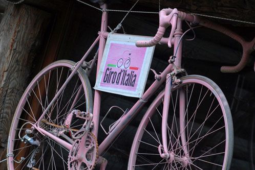 Rosa Rennrad mit Schild Giro d’Italia