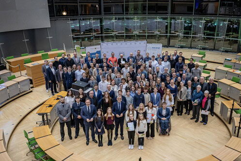 Saal mit vielen Personen im Rahmen einer Ehrung