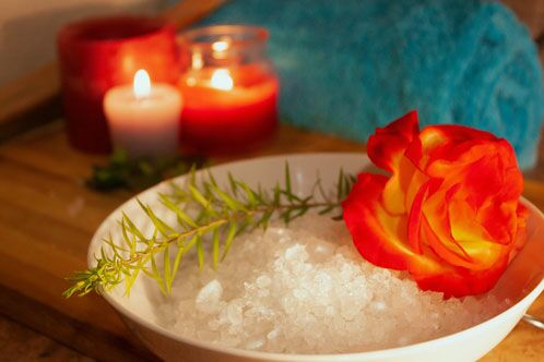 Porzellanteller mit Salzkristallen und einer roten Rose daran