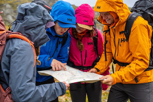 Vier Wanderer mit bunten Regenjacken