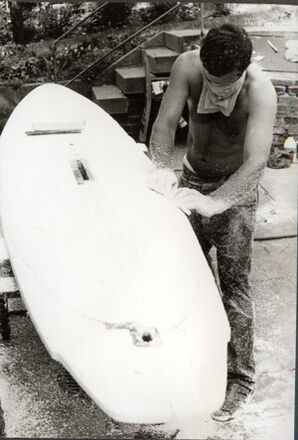 DDR-Surfpionier beim Eigenbau eines Surfboards aus Styropor und Polyesterharz (Historisches Foto)
