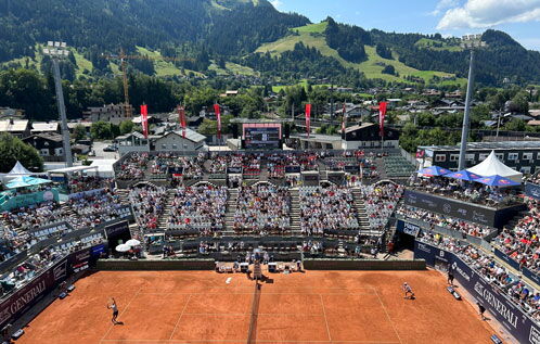 Beachvolleyballanlage in Kitzbühl, im Hintergrund Berg