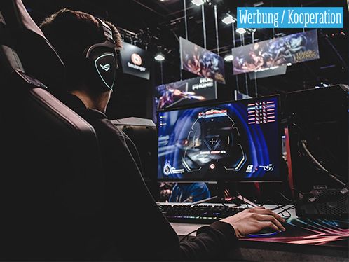 Werbung: Mann sitzend vor dem Computer beim Spielen