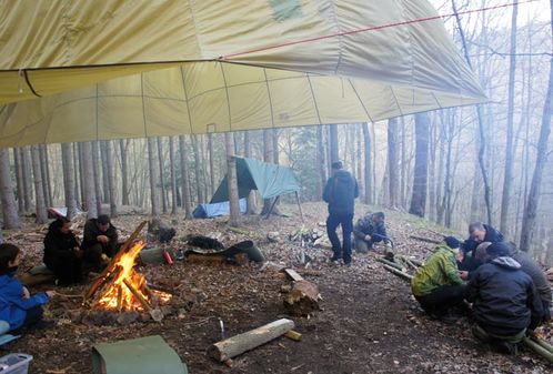 Eine Gruppe sitzt vor dem Feuer