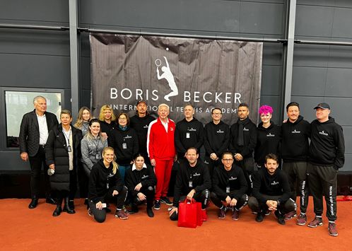 Boris Becker mit seinen Mitarbeitern in der Tennishalle