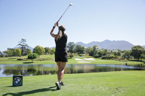 Golferin auf dem Grün beim Abschlag