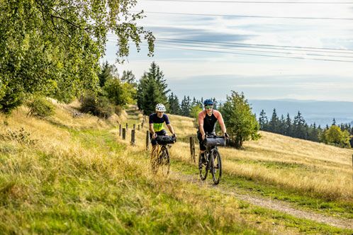 Zwei Radfahrer mit Gravel-Bikes auf einem Feldweg