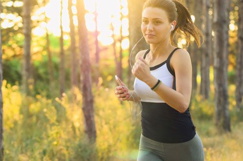 Joggerin im herbstlichen Wald