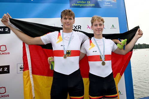 Die Ruderer Felix Krones und Julius Klein auf dem Siegerpodest