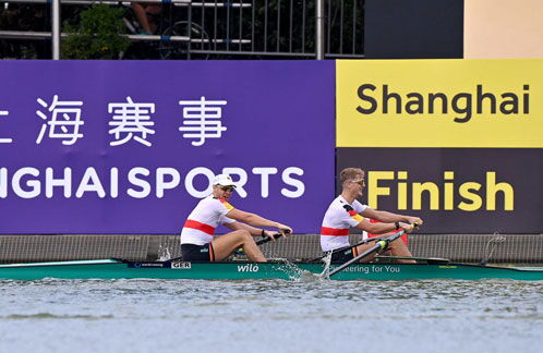 Ruderer im Zweier-Boot auf einem Fluss in Shanghai