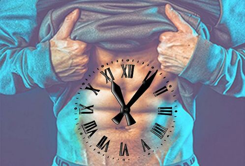 Mann mit Bauchmuskeln, davor eine Uhr