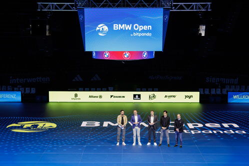 Leere Tennishalle mit großer Leinwand im Hintergrund
