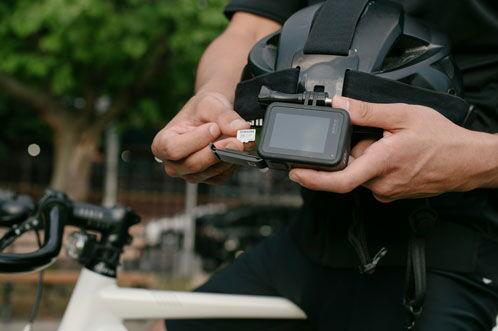 Mann, der eine GoPro Kamera in der Hand hält