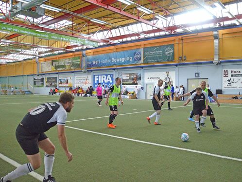 Fußballer in einer Sporthalle auf dem Kunstrasen