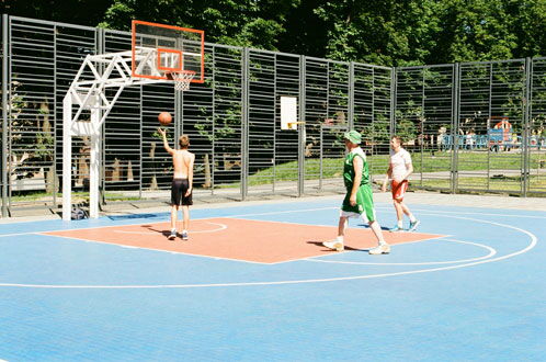 Ein Mann und zwei Jugendliche auf ein Basketball-Feld