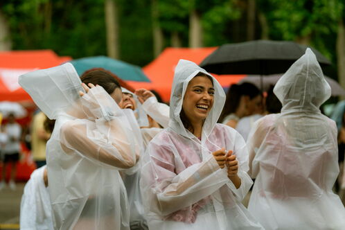 Mehrere Frauen mit durchsichtigen Regenmänteln