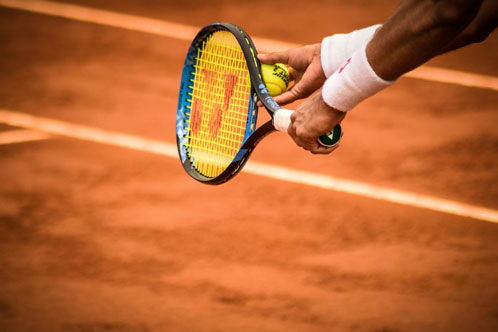 Nahaufnahme eines Tennisspielers beim Aufschlag