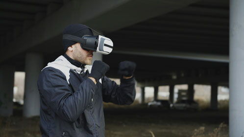 Mann mit VR-Brille auf dem Kopf