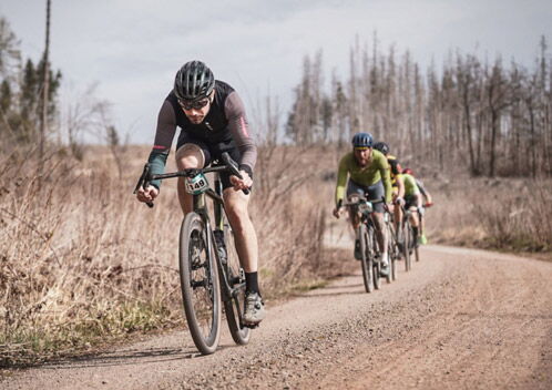 Gruppe von Gravelbikern auf einer staubigen Bergstrecke