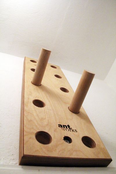 Pegboard Anthill 25 an der Wand montiert